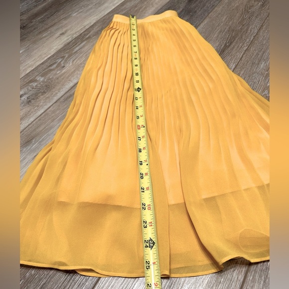 🛍️ gorgeous pleated yellow skirt Excellent condition. - Picture 6 of 6